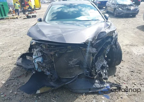 2020 Toyota Camry Le z USA, uszkodzony, nr VIN 4T1C11AK7LU972025